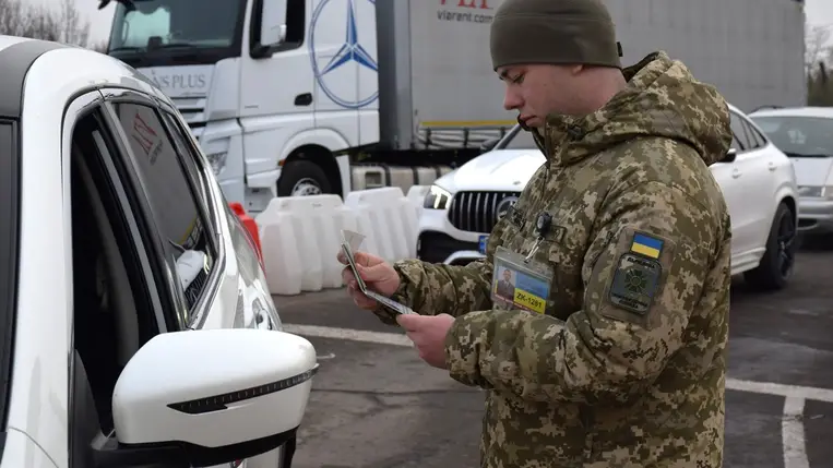 Hamis dokumentumokkal próbált Magyarországra jutni egy ukrán házaspár, akiket az asztélyi határátkelőn buktattak le. Fotó: Ukrán Állami Határőrszolgálat