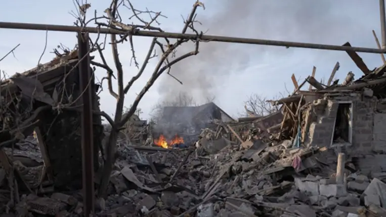 Az ukrán hadsereg 93. Holodnij Jar önálló gépesített dandárjának képén tűz ég az épületromok közt a Donyecki területen fekvő Pokrovszkban (Fotó: MTI/AP/Ukrán hadsereg 93. Holodnij Jar önálló gépesített dandárja/Irina Ribakova)