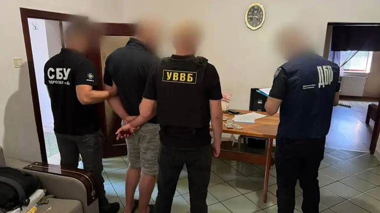 Kenőzpénz elfogadása közben értek tetten egy ukrán határőrt Kárpátalján. A férfi illegális határátlépéseket segített. Fotó: Ukrán Állami Határőrszolgálat Nyugati Regionális Igazgatósága