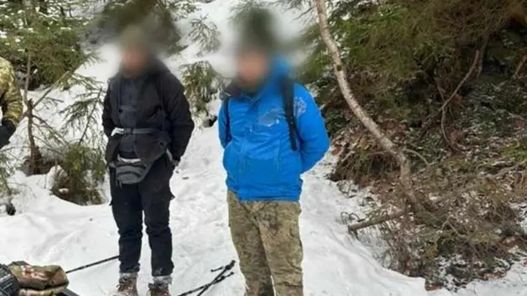Három napig bolyongtak a hegyekben – az ukrán határőrök két kimerült határsértőt találtak a Kárpátokban. Fotó: Ukrán Állami Határőrszolgálat