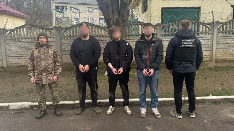 A kárpátaljai határőrök figyelmeztető lövések leadásával állították meg a hadköteles férfiakat a szlovák határ közelében. Fotó: Ukrán Állami Harárőrszolgálat