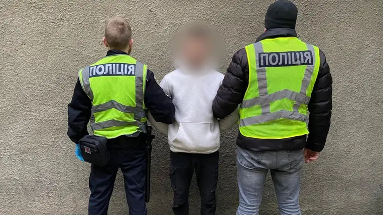 A kárpátaljai rendőrök elfogtak egy 18 éves férfit, aki hadköteleseket csempészett át az ukrán-román határon a Beregszászi járásban. Fotó: Nemzeti Rendőrség