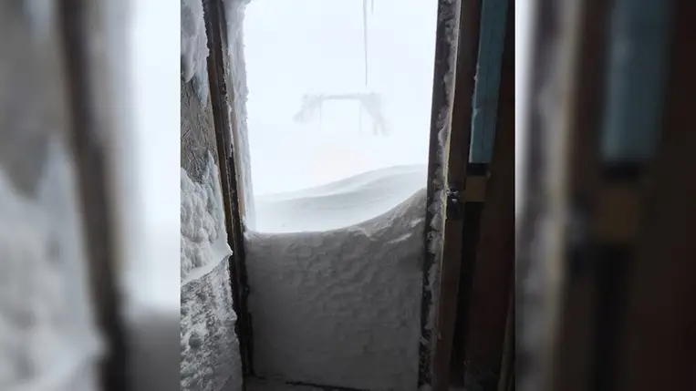 Sűrű havazás és köd a Pop Iván hegycsúcson – a mentők túraleállítást javasolnak. Fotó: DSZNSZ / Facebook