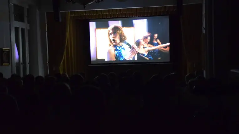 Hogyan tudnék élni nélküled? – Mozihangulat a Munkácsy Mihály Magyar Házban - Balatoni nyár, szerelem a zene hullámhosszán. Fotó: Kárpátinfó/ Kovács Erzsébet