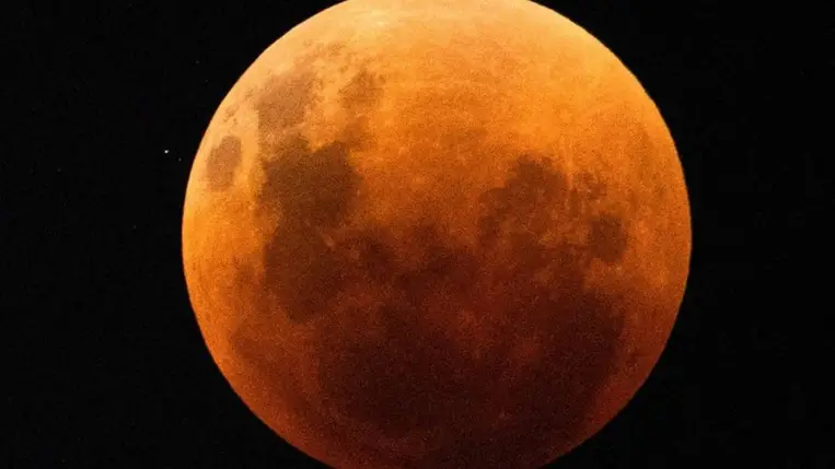 A Hold a chilei Santiagóból nézve 2022. május 15-én, a teljes holdfogyatkozás idején (Fotó: MTI/EPA/EFE/Alberto Valdes)