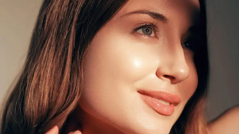 Így akadályozhatod meg az arcbőr zsíros csillogását nyáron