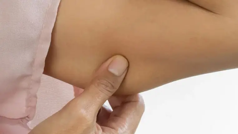 Így lehet újra feszes a karod – egy egyszerű trükk segíthet