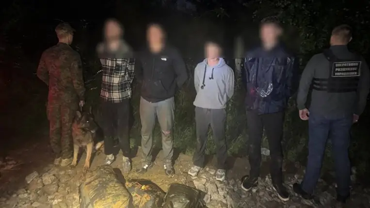 Illegális határátlépés Kárpátalján: négy férfit tartóztattak fel. Fotó: Ukrán Állami Határőrszolgálat