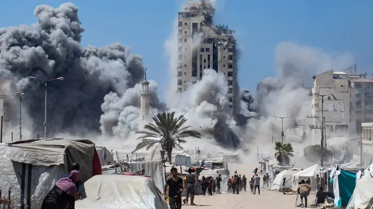 Izraeli légicsapás éri a Gáza nyugati részén álló Mustaha toronyházat 2025. szeptember 5-én – MTI/EPA/Haiszam Imad