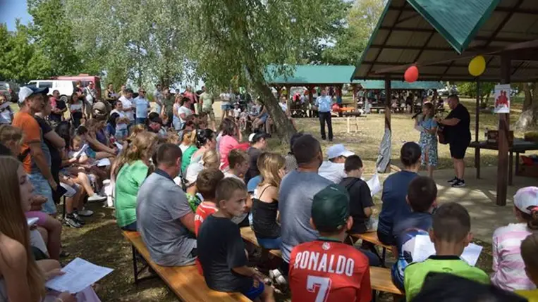 Kárpátaljai nagycsaládosok nyárbúcsúztatója a Dédai-tónál - Hálaadás, szórakozás, jövőtervezés. Fotó: Kárpátinfó/ Kovács Elemér