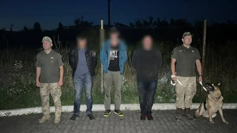 Kárpátalján három férfit tartóztattak fel a hegyekben, amikor Szlovákiába próbáltak átszökni. Fotó: DPSZU