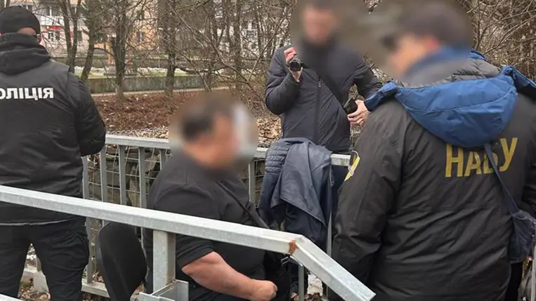Kárpátalján letartóztatták a Voloveci (Volóc) Járási Bíróság bíráját vesztegetés gyanújával, a vesztegetésért járó 1300 dollárt lefoglalták. Fotó: Ukrán Nemzeti Rendőrség