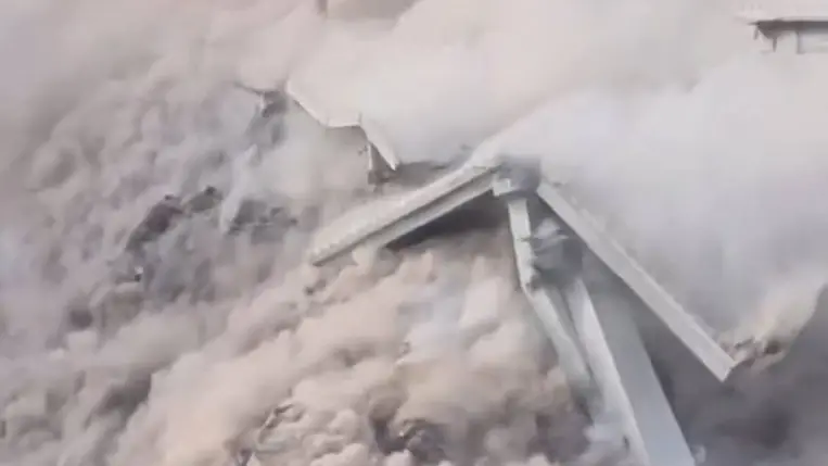 Kártyavárként omlott össze Kínában egy híd, amelyet alig pár hónapja adtak át. Fotó: X.com