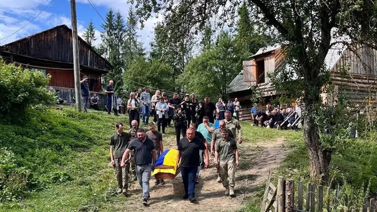 Július 12-én Jaszinyán végső búcsút vettek Andrij Popadicstól, aki 2022 óta szolgált a hadseregben, és sebesülése következtében halt meg 2025 júliusában. Fotó: Jaszinyai kistérség