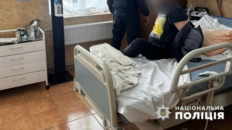 Egy 31 éves beteg megkéselt egy 21 éves ápolónőt a munkácsi kórházban. Fotó: Kárpátaljai Rendőrség