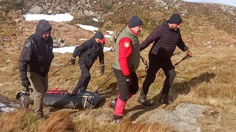 Két férfi holttestét találták a Rahói-hegységben, a Brebeneszkul-tó közelében. Fotó: DSZNSZ