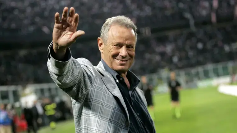 Két hét után visszavette a kirúgott edzőt a focicsapat