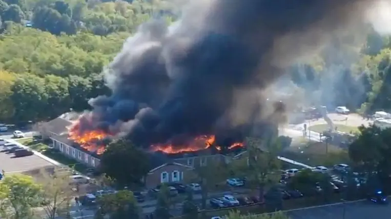 Lángol az Utolsó Napok Szentjeinek Jézus Krisztus Egyháza templom a Michigan állambeli Grand Blanc városban 2025. szeptember 28-án. MTI/AP/Julie J, @Malkowski6April.