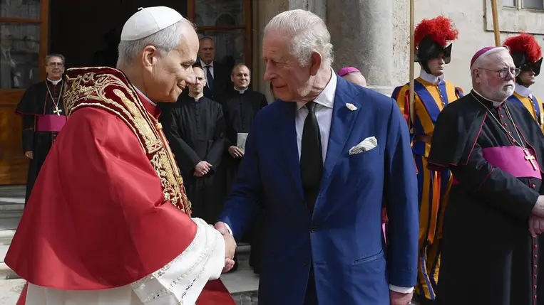 Leó pápa kezet fog III. Károly királlyal 2025. október 23-án. Fotó: Francesco Sforza – Vatican Media via Vatican Pool / Getty Images