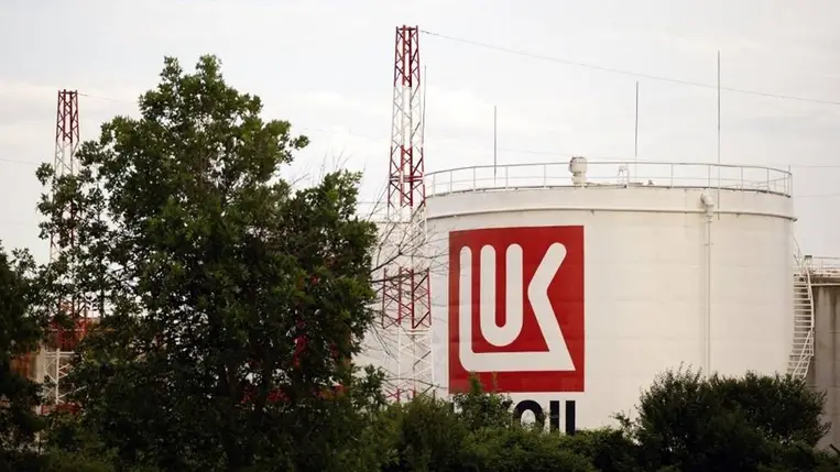 A Lukoil egy ír cég segítségével 2,3 milliárd dollárnyi kötvényt bocsátott ki, ezzel megkerülve az uniós szankciókat / Fotó: NurPhoto via AFP