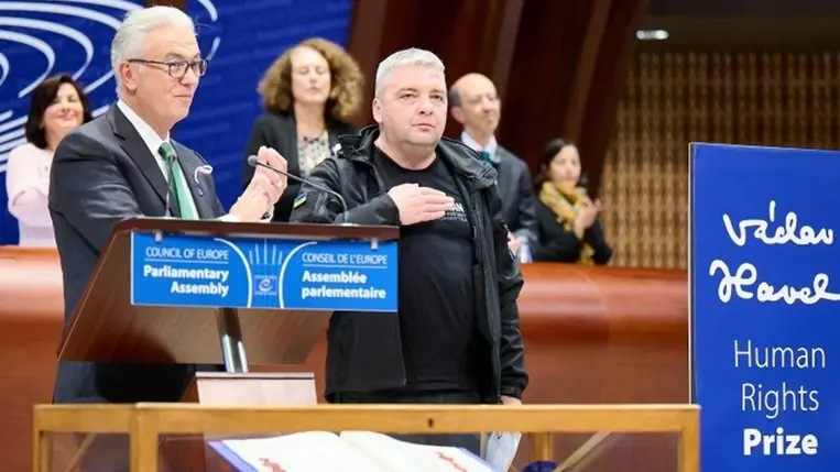 Makszim Butkevics ukrán újságíró kapta idén a Václav Havel-díjat. Fotó: coe.int