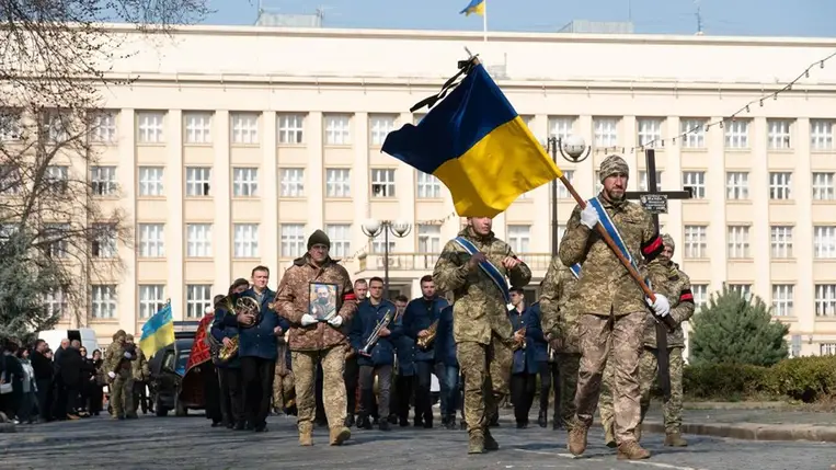 Kárpátalján végső búcsút vettek a hősi halált halt katonától, Jaroszlav Maljuktól. Fotó: Ungvári Városi Tanács/Facebook