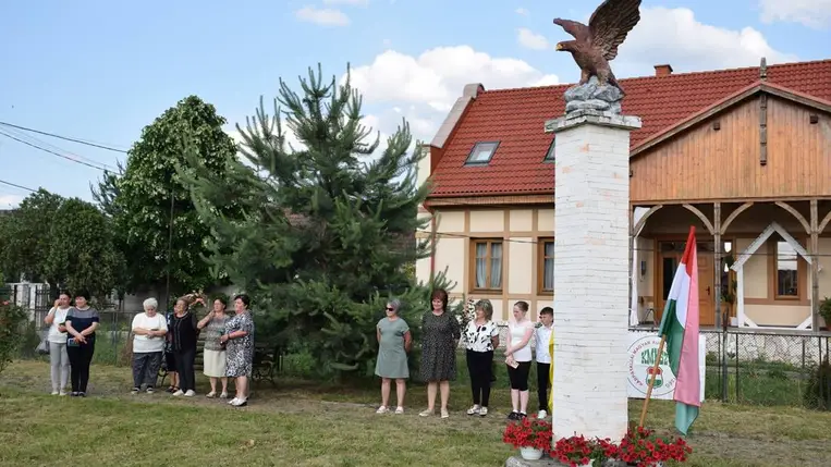 Megemlékezés Nagybégányban - Koszorúzás a Nemzeti Összetartozás Emlékparkban. Fotó: Kárpátinfó/ Kovács Elemér