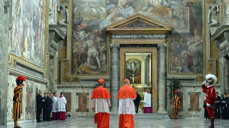 Megérkeznek a bíborosok a vatikáni Sixtus-kápolnába 2013. március 12-én, közvetlenül bíborosi konklávé megkezdése előtt (Fotó: MTI/EPA/LOsservatore Romano)