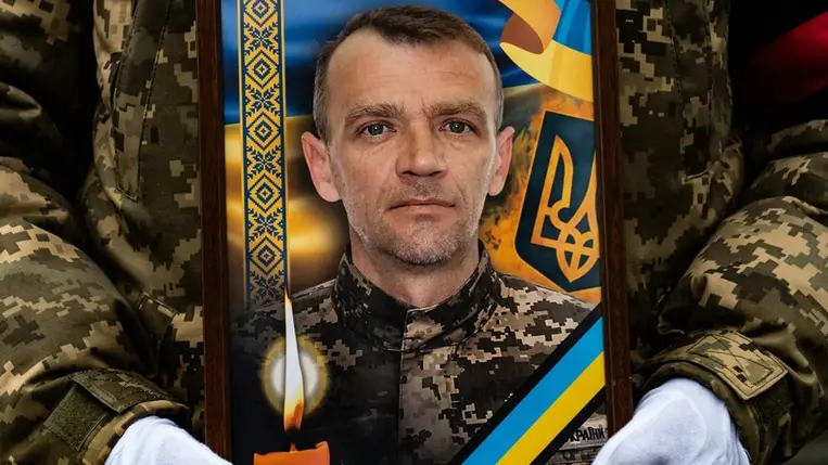 Miroszlav Lukacs védőt katonai tiszteletadás mellett temették el Ungváron, a Dicsőség Dombján. Fotó: Ungvári Városi Tanács / Facebook.