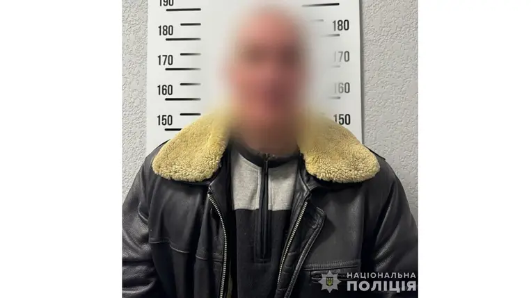 Munkácson a rendőrök őrizetbe vettek egy 52 éves elkövetőt, aki két fiatal lányt molesztált. Fotó: Nemzeti Rendőrség