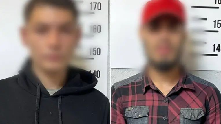 A munkácsi rendőrök elfogtak két férfit, akik kiraboltak egy járókelőt az utcán. Fotó: Ukrán Nemzeti Rendőrség