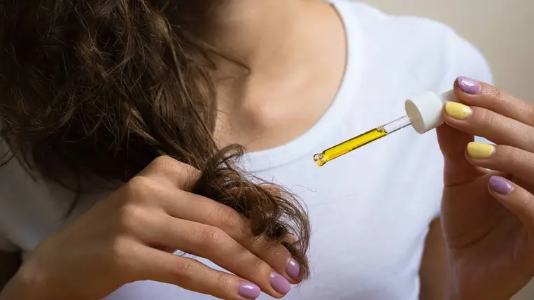 A hajhullás, a korpásodás, a kiszáradt és töredezett hajvégek ellenszere ez a 6 természetes olaj