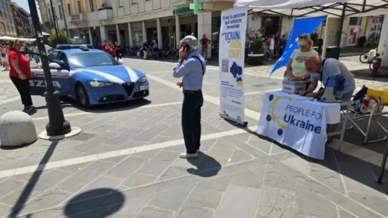 Olaszországban egy ismeretlen személy megtámadta azokat az önkénteseket, akik aláírásokat gyűjtöttek Ukrajna EU-csatlakozásáért