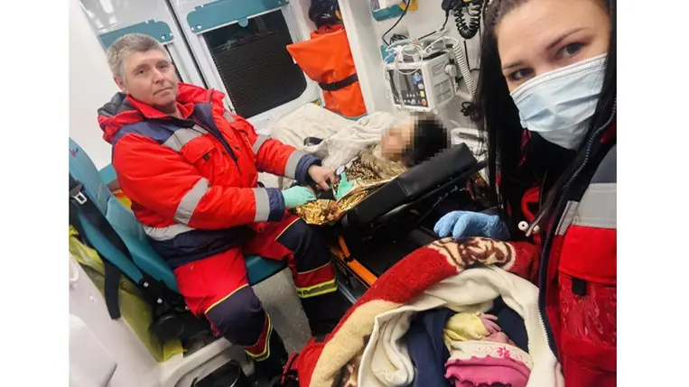 Nem mindennapi otthonszülés Nagyberegen – mobiltelefonok fényénél segítettek világra egy kisfiút. Fotó: fb/103zakarpat