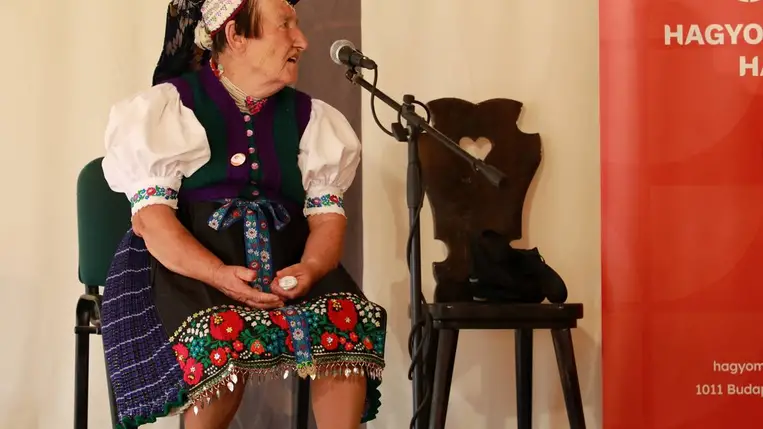 Özv. Bárány Antalné Streho Margit mesemondó az V. Kárpát-medencei Népmesemondó Találkozón. Fotó: Meseszó Egyesület
