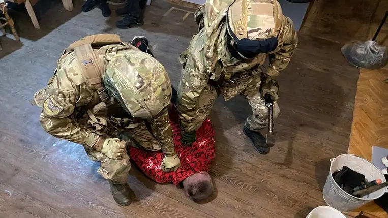 Kárpátalján nőre támadt egy férfi és elvette a táskáját több ezer euróval – az ungvári rendőrség elfogta a bűnözőt. Fotó: Nemzeti Rendőrség