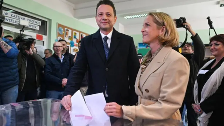 Rafal Trzaskowski varsói polgármester, a lengyel kormánykoalíció fő ereje, a Polgári Koalíció párt államfőjelöltje voksol felesége, Malgorzata Trzaskowska társaságában a lengyelországi elnökválasztás napján, 2025. május 18-án Varsóban. MTI/EPA/PAP/Piotr Nowak