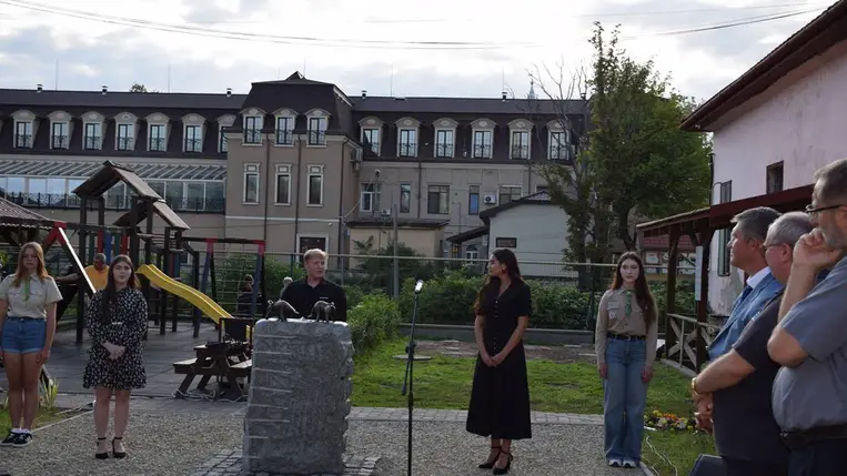 Regélő múlt. Szoboravató Beregszászon - Hagyjunk jeleket magunk után. Fotó: Kárpátinfó/ Kovács Elemér