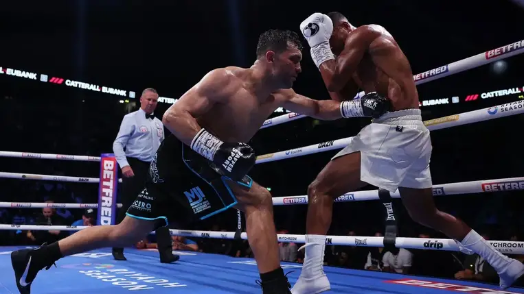 Rémisztő sérülést szenvedett, műteni kell a bokszbajnokot