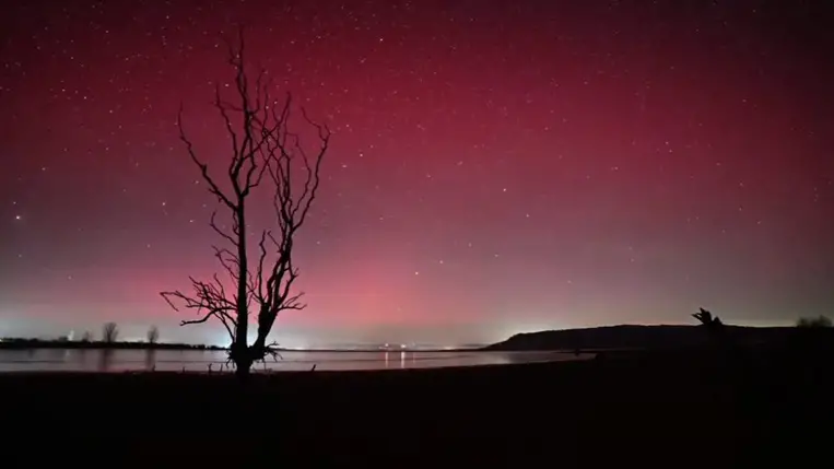Varázslatos újévi hangulatot teremtett az Erdély egén tündöklő sarki fény