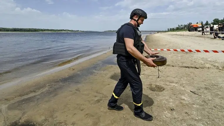 Sok veszély leselkedik az aknamentesítőre / Fotó: NurPhoto via AFP