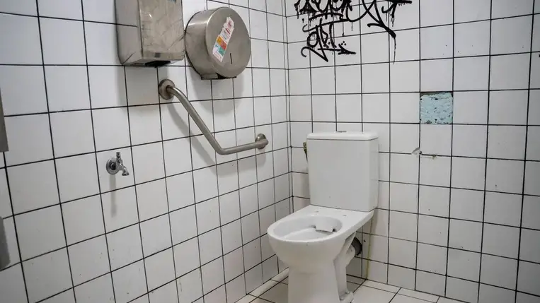 Sokkoló igazság a nyilvános WC-kről: kiderült, mennyire veszélyes az ülőke 