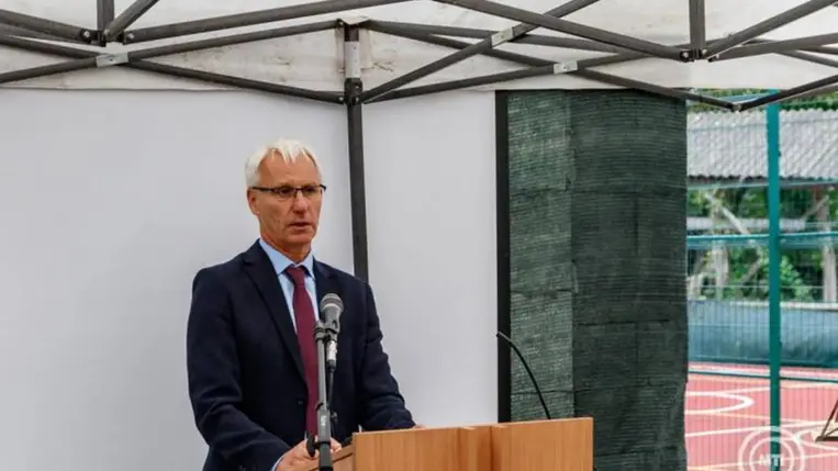 Soltész Miklós, a Miniszterelnökség egyházi és nemzetiségi kapcsolatokért felelős államtitkára beszédet mond a református Glória Ifjúsági és Missziós Központ sportpályájának átadásán a kárpátaljai Tiszabökényben 2025. szeptember 25-én. MTI/Nemes János