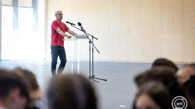 Soltész Miklós, a Miniszterelnökség egyházi és nemzetiségi kapcsolatokért felelős államtitkára köszönti a II. Összmagyar Középiskolás Tábor diákjait a sátoraljaújhelyi Rákóczi táborban 2025. július 31-én. MTI/Erdős József