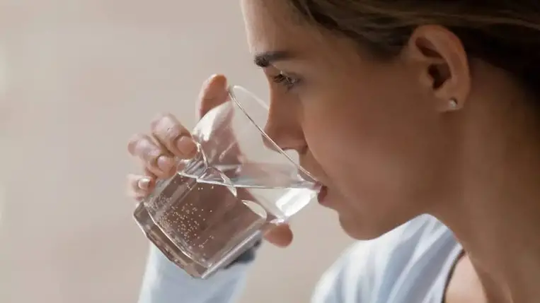 Tényleg gyógyító hatása lehet, ha sós vizet iszunk 