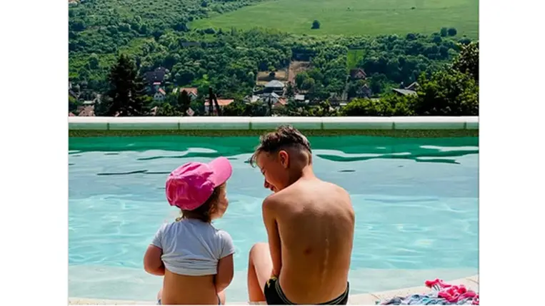 Stohl András fia és legkisebb lánya: a göndör hajú Bella imádva nézi a tesóját