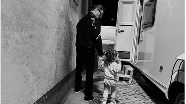 Stohl András kislánya már 3 éves: Bella tüneményes a göndör fürtjeivel