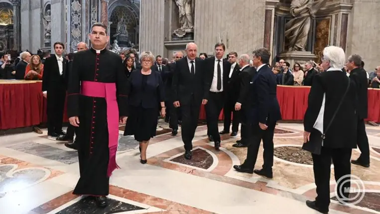 Vatikánváros, 2025. április 25. Sulyok Tamás köztársasági elnök (k) és felesége, Nagy Zsuzsanna (b) érkezik, hogy leróják kegyeletüket Ferenc pápa ravatalánál a Szent Péter-bazilikában, Vatikánvárosban 2025. április 25-én. A római katolikus egyházfő húsvéthétfőn, április 21-én, 88 éves korában hunyt el. MTI/Bruzák Noémi