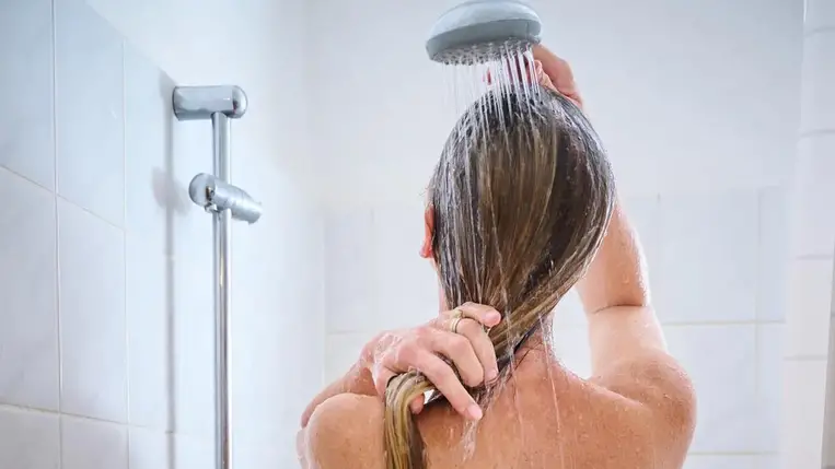 A szakértők elárulták, mi a legnagyobb hiba, amit zuhanyzás során elkövethetünk 