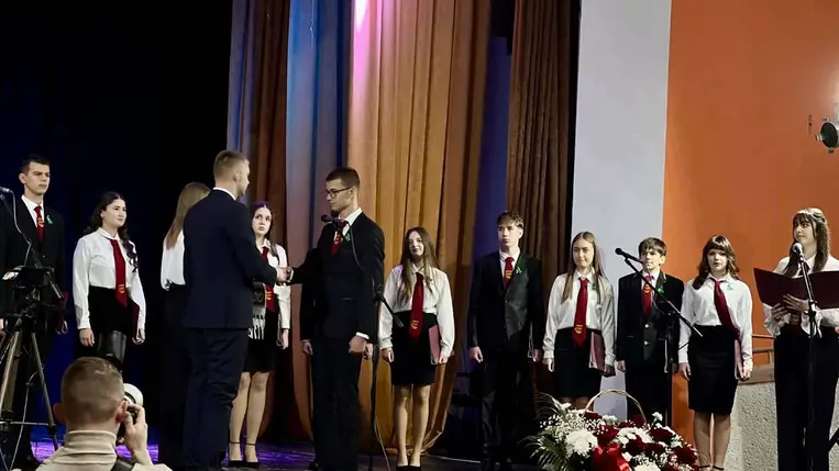 Szalagavató a Nagyberegi Református Líceumban - „Erős torony az Úr neve”